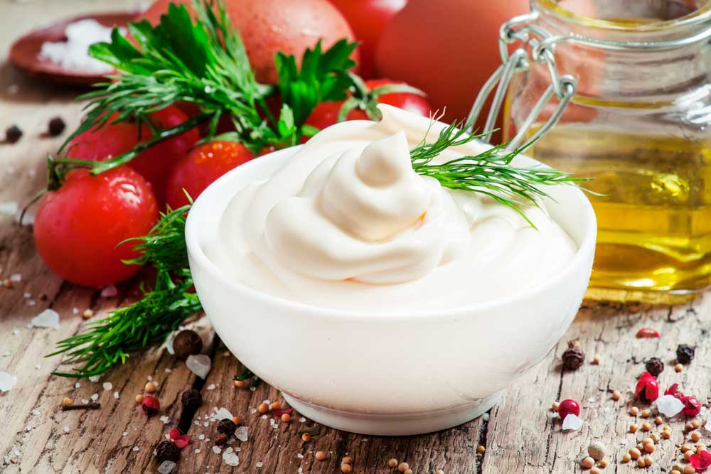 8 receitas de maionese de bacon que vão te fazer suspirar por esse molho