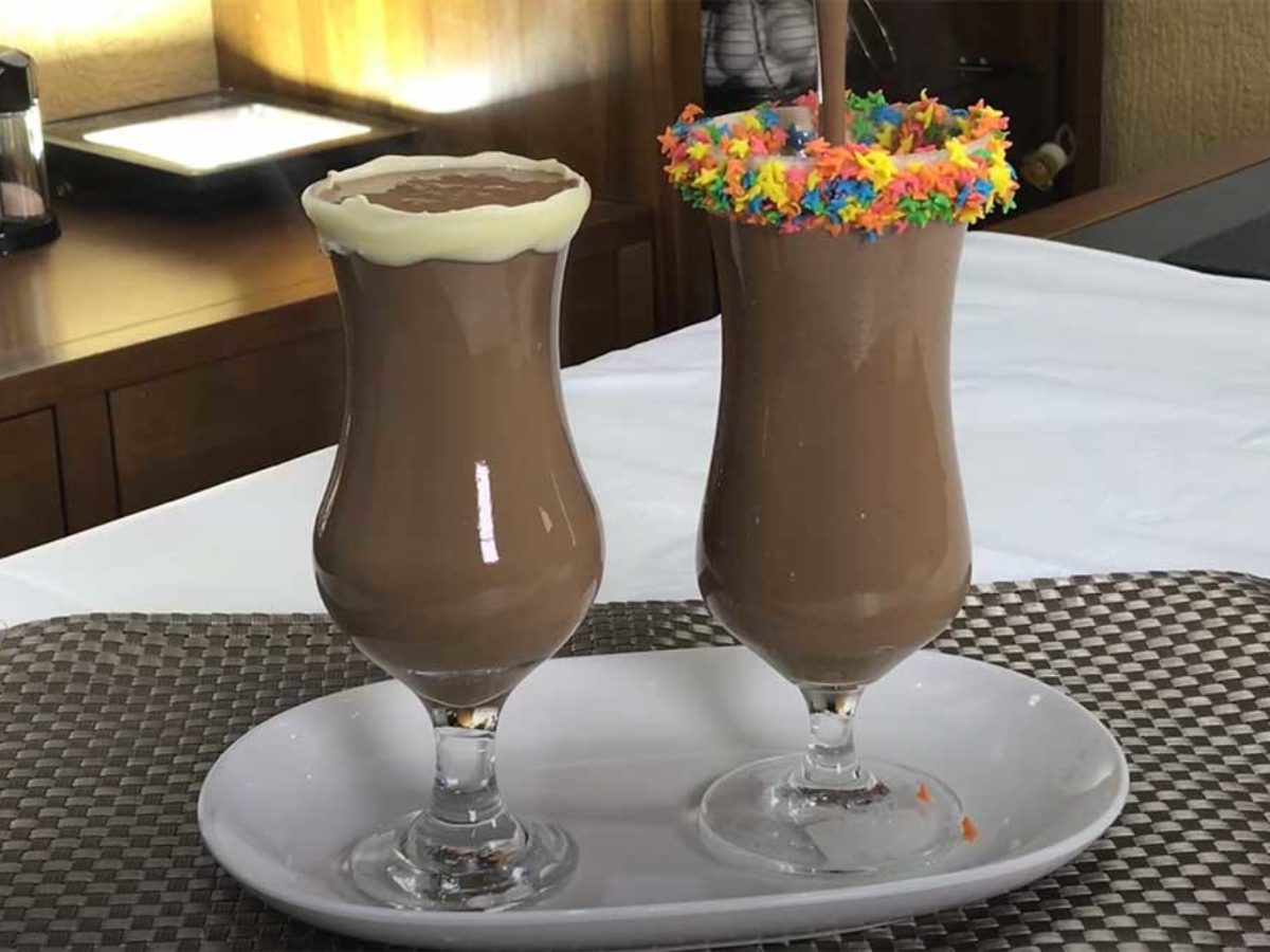 Chocolate quente cremoso com leite condensado