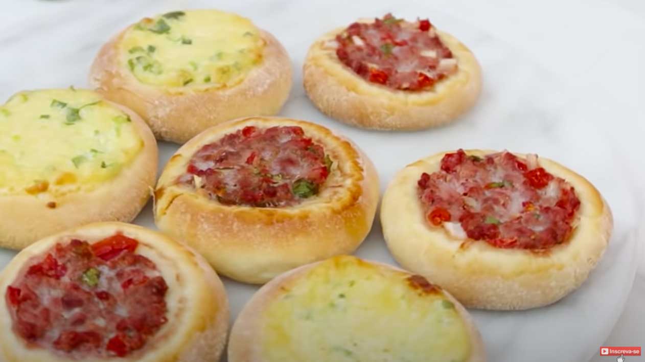 Esfiha aberta de carne e de queijo