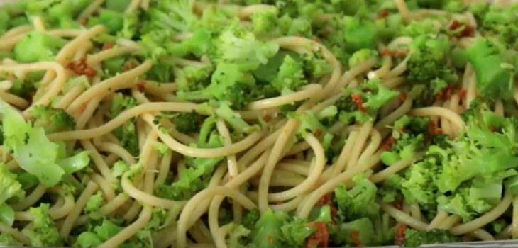 Macarrão alho e óleo com brócolis