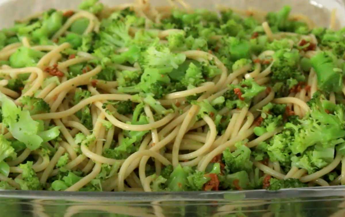 Macarrão alho e óleo com brócolis