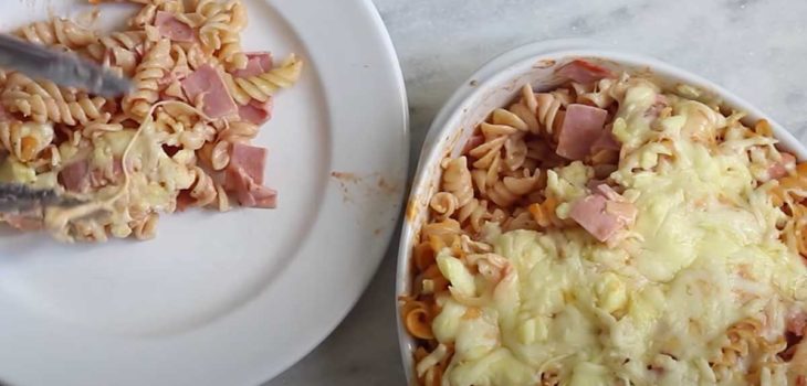 Macarrão ao forno com presunto e queijo