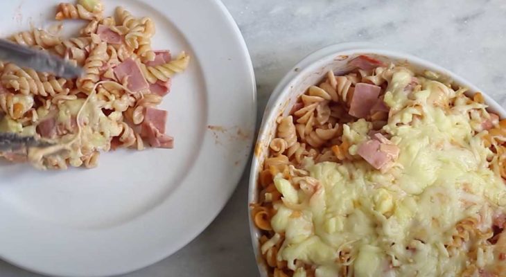 Macarrão ao forno com presunto e queijo