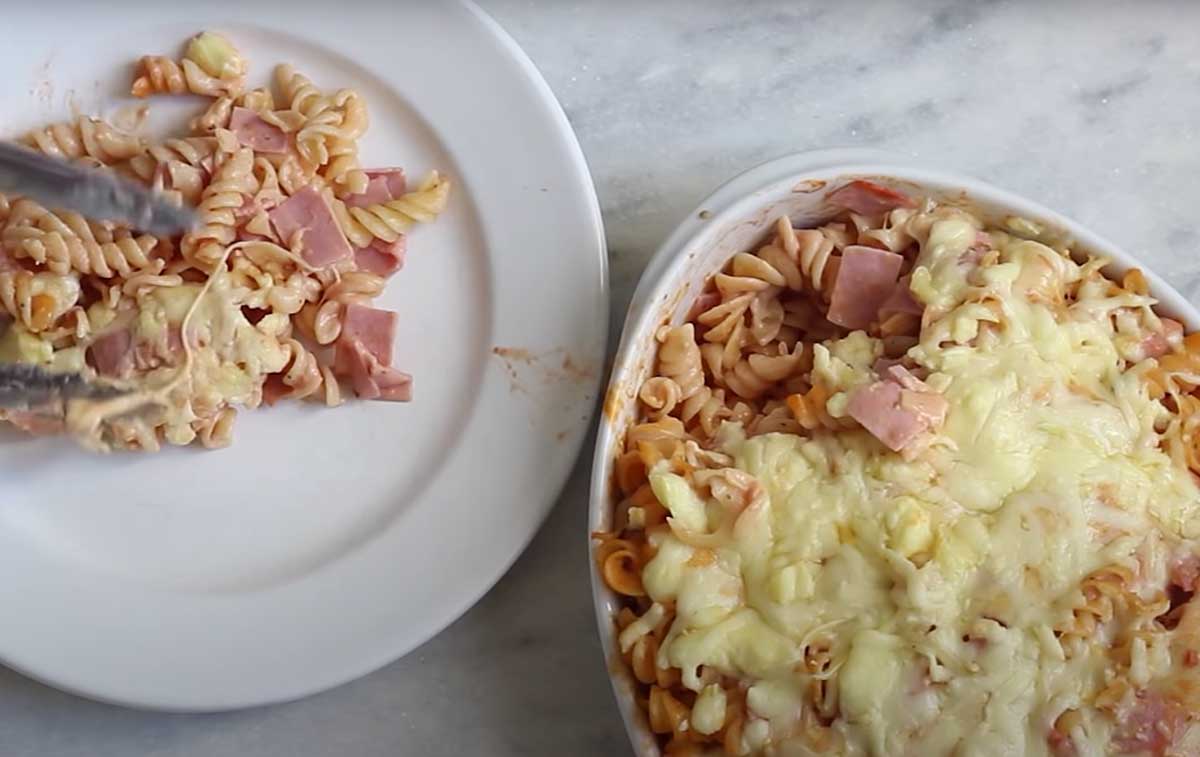 Macarrão ao forno com presunto e queijo