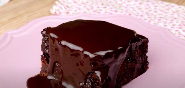 Bolo de chocolate com calda quente