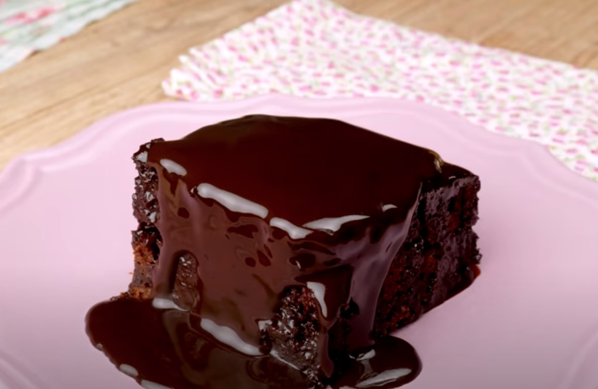 Bolo de chocolate com calda quente