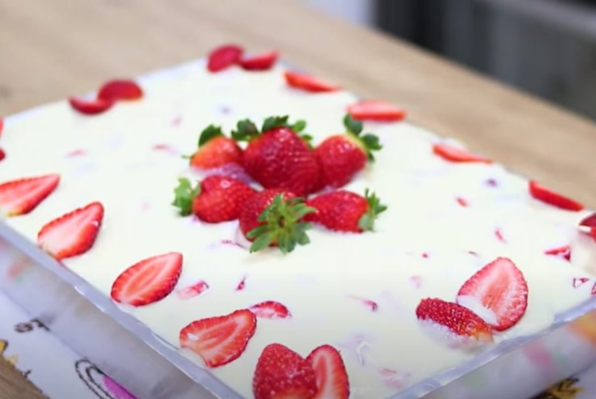 Bolo de morango com leite condensado