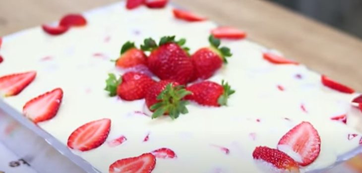 Bolo de morango com leite condensado