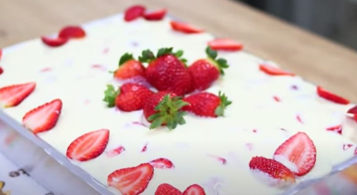 Bolo de morango com leite condensado