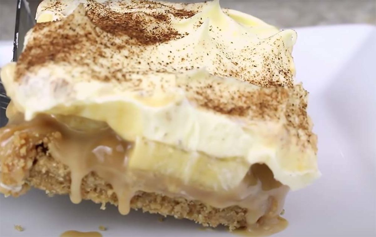 Banoffee na travessa com banana e doce de leite