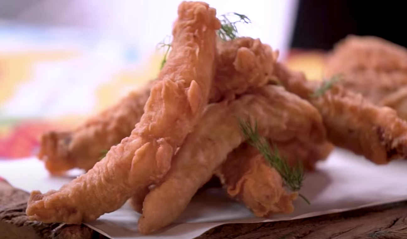 Isca de peixe com molho tártaro
