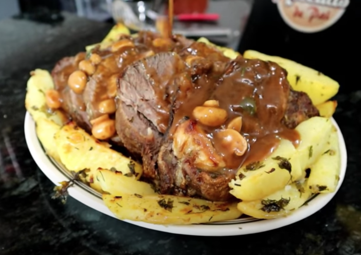 Carne assada com batatas
